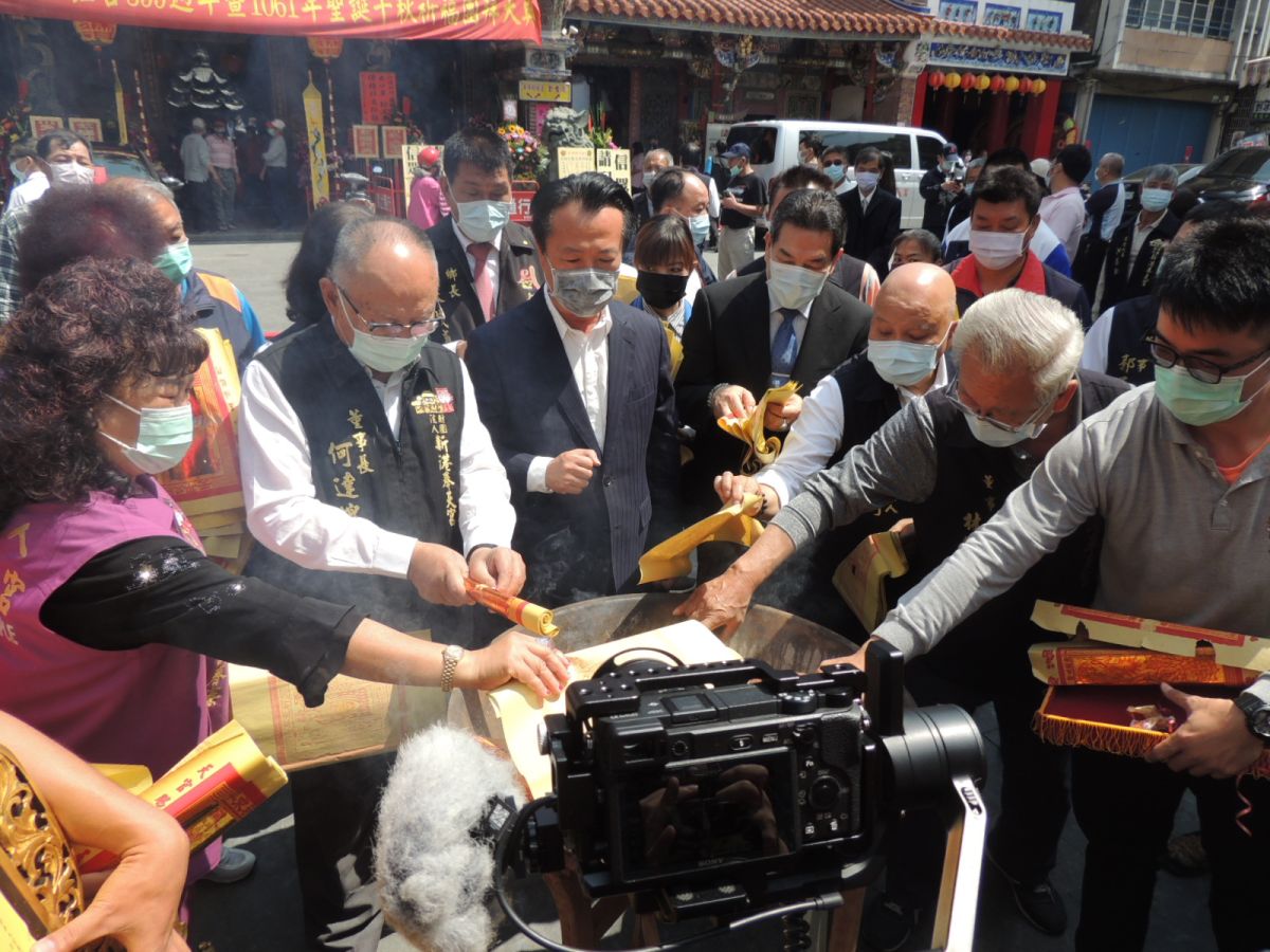 ▲新港奉天宮歡慶今年媽祖生配合肺炎疫情超前防疫，採安全間隔團拜及誦讀祝文焚紙祈求祛除瘟疫。（圖／記者任禮清攝　2020.04.15）