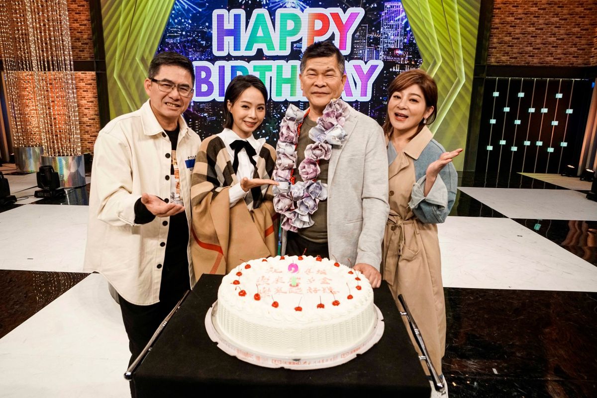 ▲澎恰恰（右二）提前慶生，王彩樺（右起）、孫淑媚、洪都拉斯都到場祝賀。（圖／八大）