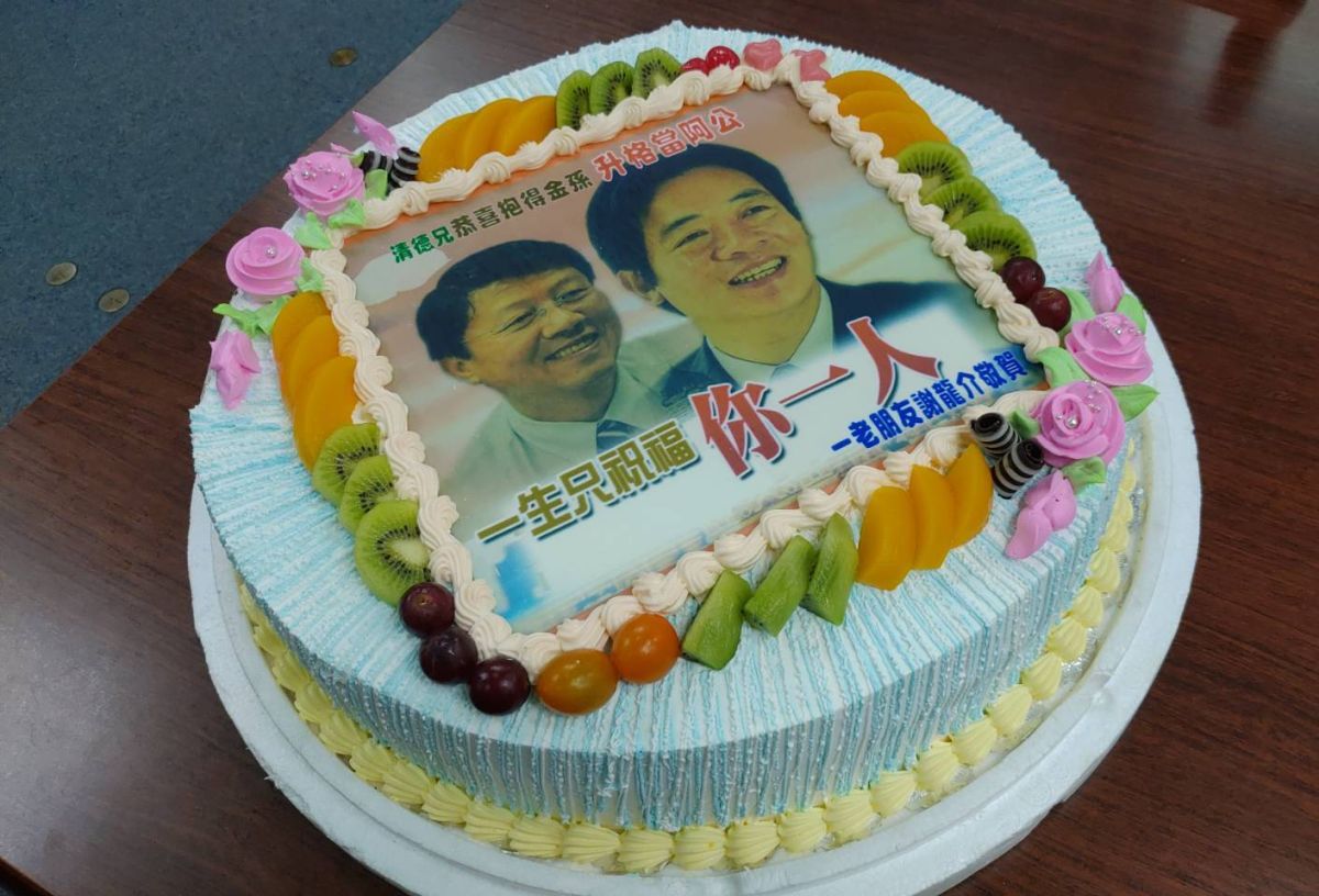 ▲賴清德升格當「阿公」，昔日「老對手」謝龍介訂做蛋糕祝賀。（圖／記者陳聖璋翻攝）