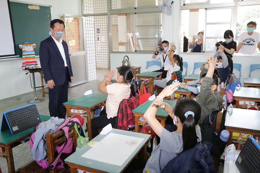 ▲嘉義縣長翁章梁到母校-義竹國小了解視訊教學演練。（圖／嘉義縣政府提供，2020,04.16）