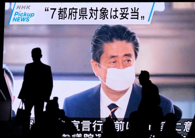 ▲電視牆上的日本首相安倍晉三。（圖／翻攝自 Time ）