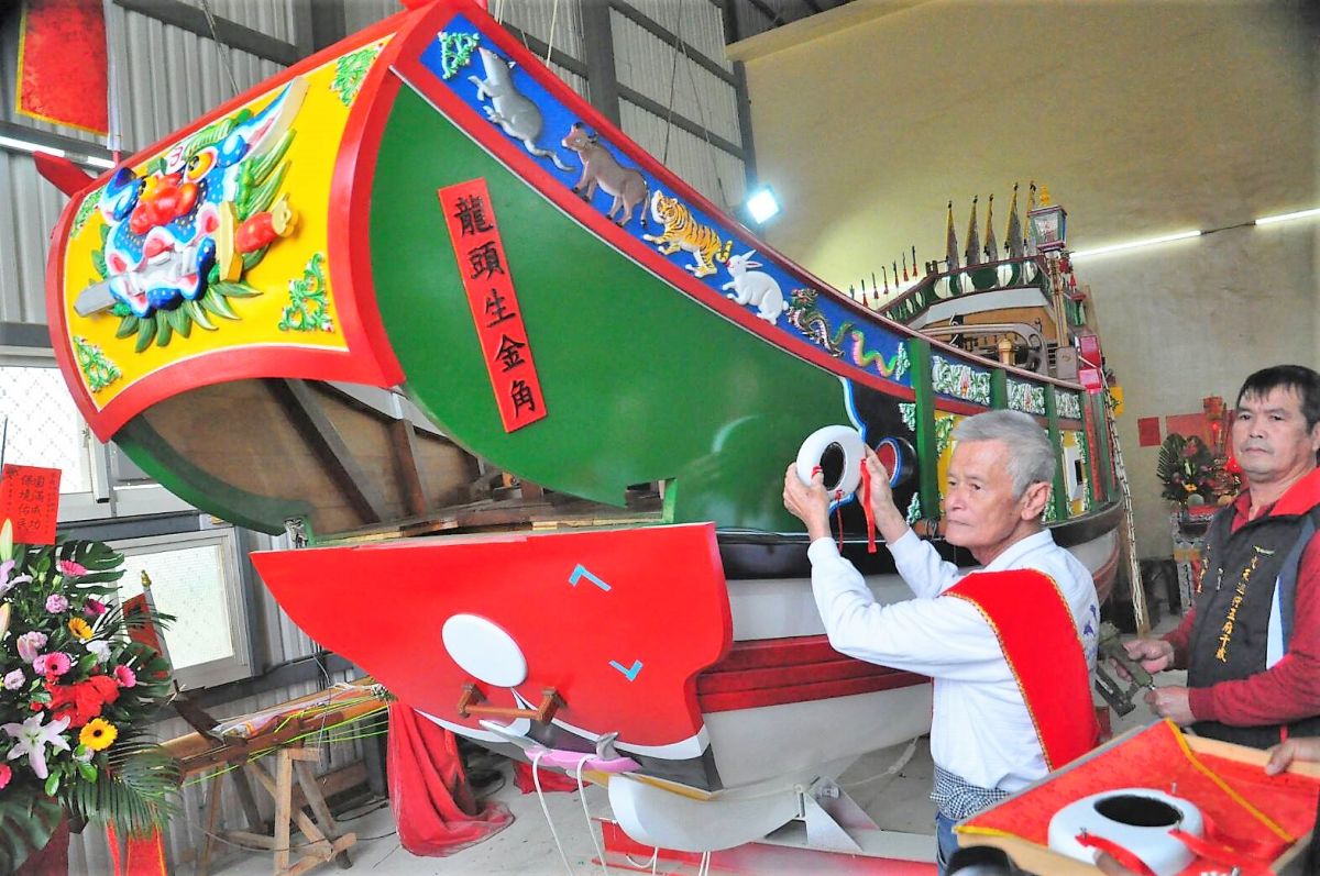 ▲就在新冠肺炎疫情肆虐全球之際，馬公鎖港北極殿歷時1年10個月打造一艘王船，擇定吉時進行「安龍目、釘崁巾」的科儀，希望藉由「送瘟神」的儀式保守全境平安。（圖／記者張塵攝，2020.04.15）