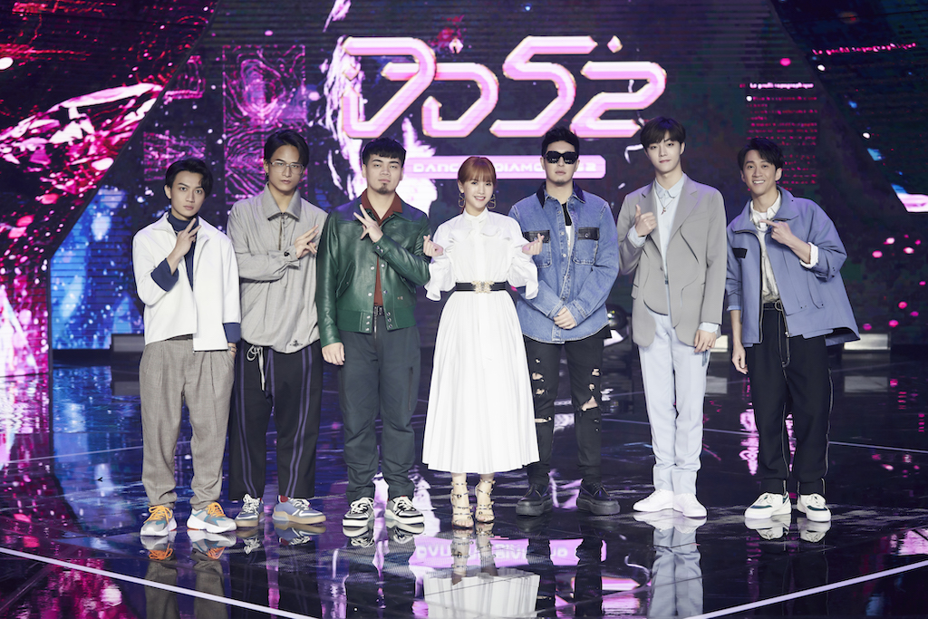 ▲茄子蛋（左起）、楊丞琳、潘瑋柏和陳立農擔任《菱格世代DD52》評審，陳漢典則是助教。（圖／野火娛樂）