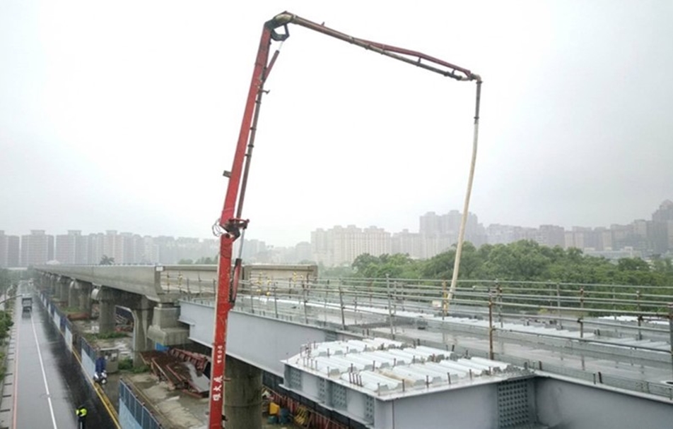 ▲捷運三鶯線已見高架橋墩，沿線買氣更熱。(圖／新北市捷運局臉書)