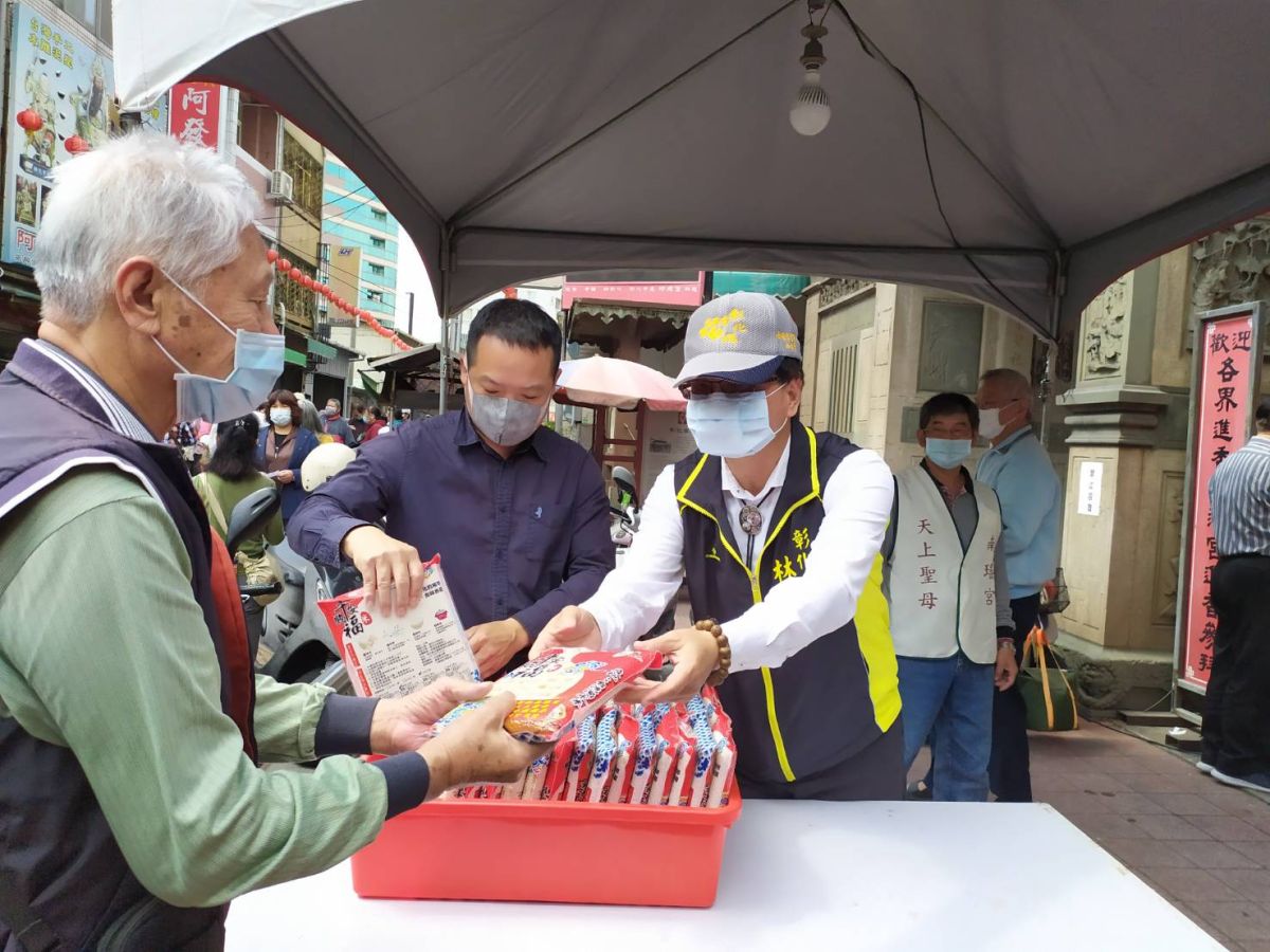 ▲彰化市長林世賢發送「媽祖賜福平安米」給信眾，希望媽祖賜福給大家，疫情早日遠離。（圖／記者葉靜美攝，2020.04.15）
