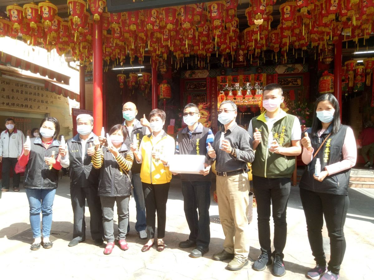 ▲「媽祖生」田中乾德宮舉辦媽祖聖誕祭典，田中鎮民沈保君捐贈消毒液，讓民眾防疫物資再升級。（圖／記者陳雅芳攝，2020.04.15）