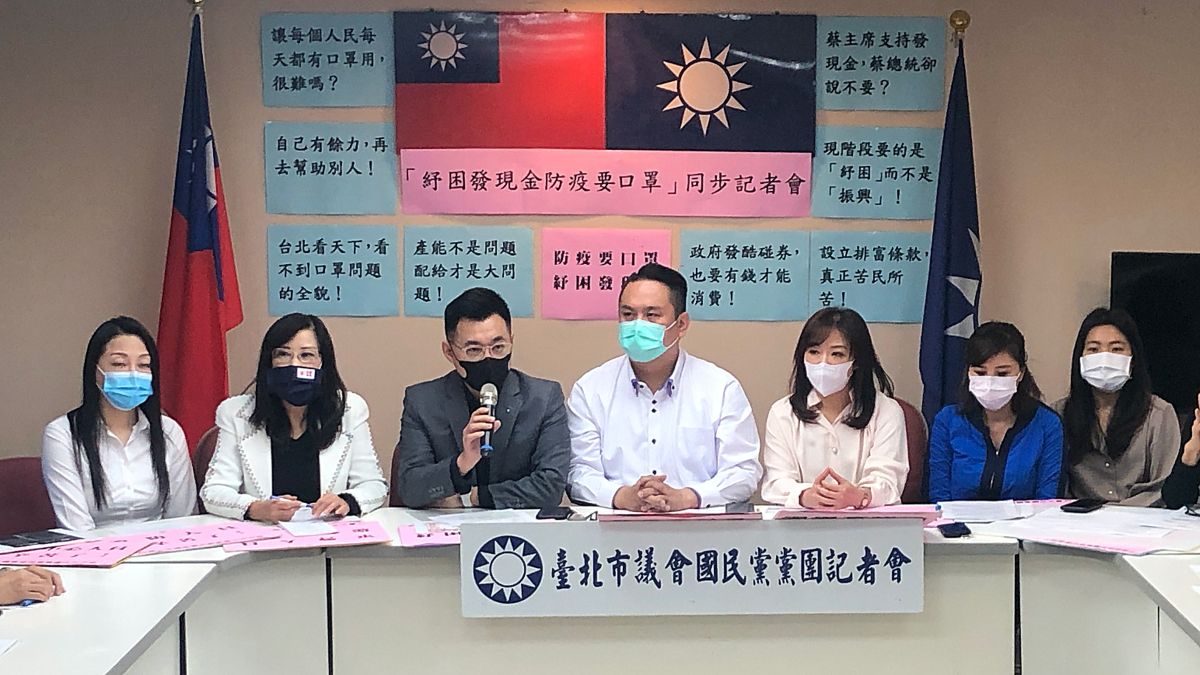 ▲國民黨主席江啟臣與國民黨籍台北市議員一同召開記者會，呼籲中央「紓困發現金」。（圖／記者丁上程攝, 2020.4.16）