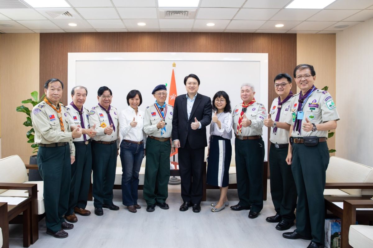 ▲市長林右昌今（16）日以中華民國童軍總會理事長身份頒發「服務榮譽章」表揚李治平團長。（圖/市府提供）