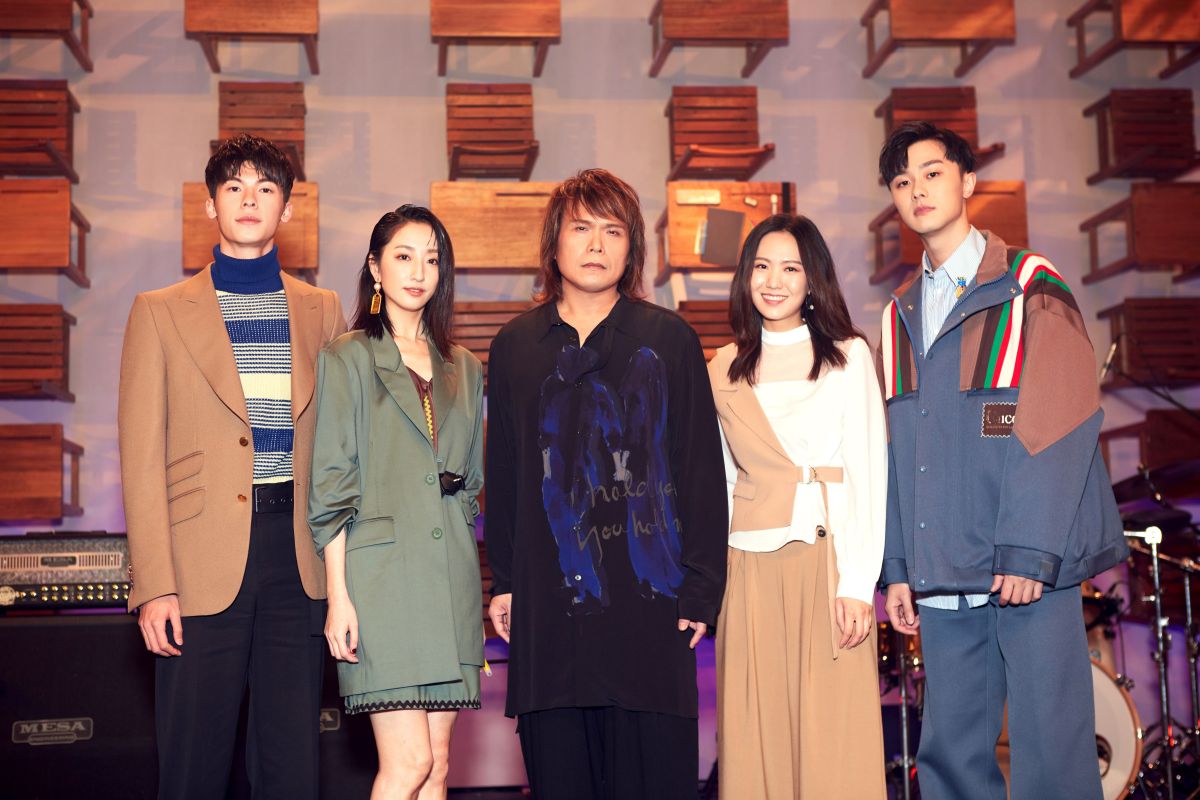 ▲伍佰（左三）、孫盛希（右二）在音樂會飆唱《想見你》經典歌曲，戲劇主演許光漢（左一）、柯佳嬿（左二）、施柏宇（右一）到場聆聽。（圖／TME Live提供）