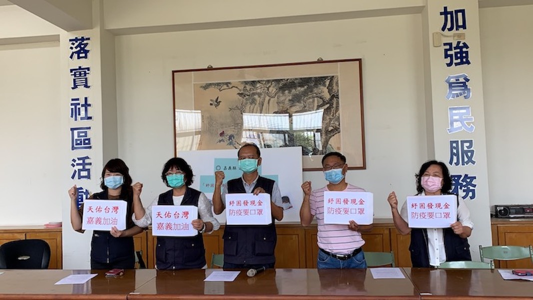 ▲嘉義縣議會國民黨黨團李國勝、王啟澧、詹琬蓁、詹黃素蓮及吳思蓉等議員，重申表示，政府擬發放的酷碰券等屬於「振興」方案，但現在最需要的是「紓困」，發放現金是最好的方式。（圖／記者陳惲朋攝，2020,04,16,）