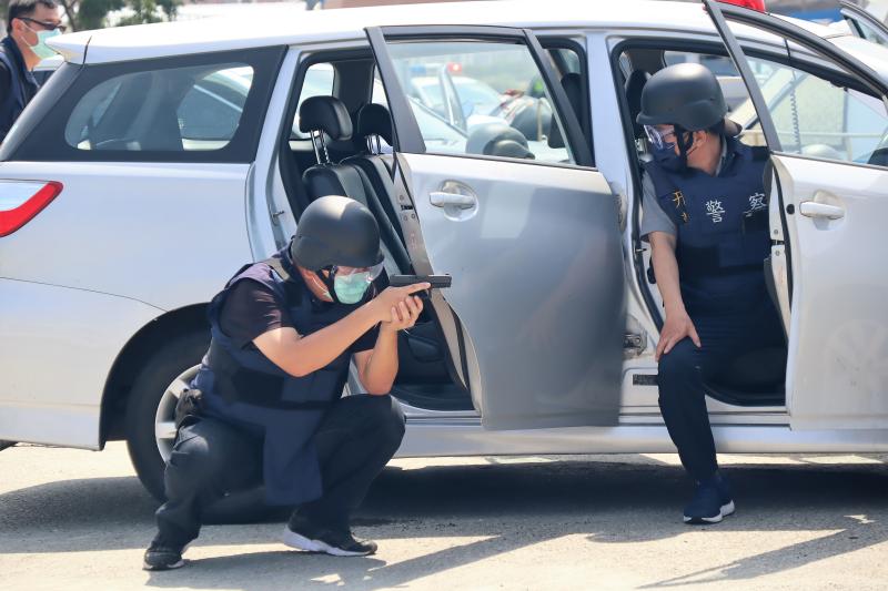 澎湖防疫防搶演練警員戴口罩衝鋒　過程逼真民眾騷動
