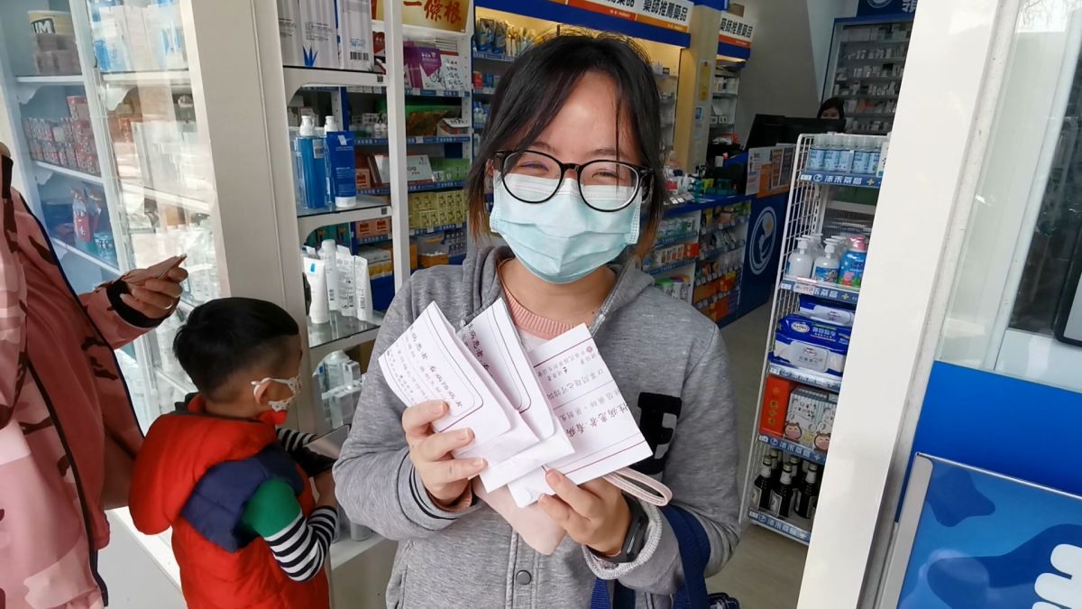 ▲終於替小朋友買到兒童口罩，家長眉開眼笑。（圖／蔡若喬攝, 2020.04.16）