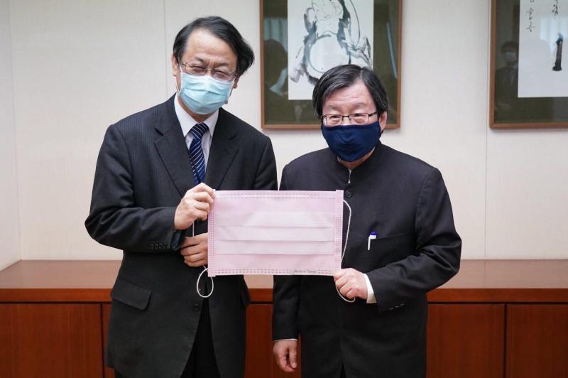 ▲台灣援助日本200萬片口罩，由台日協秘書長邱義仁（右）與日本駐台代表泉裕泰（左）共同見證。（圖／台日協提供, 2020.4.16）
