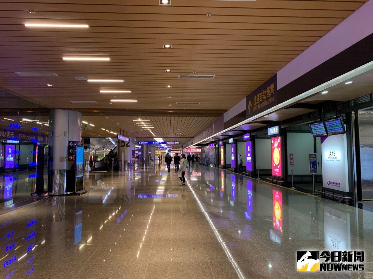 ▲受到新冠肺炎疫情影響，桃園國際機場自 17 日 12 時起，停用包括第一航廈 A1-A5 、 B1-B5、 第二航廈 C6-C10 、 D6-D10 共20個登機門，以及區域內的公共區域及商店。（圖／NOWnews資料圖片）