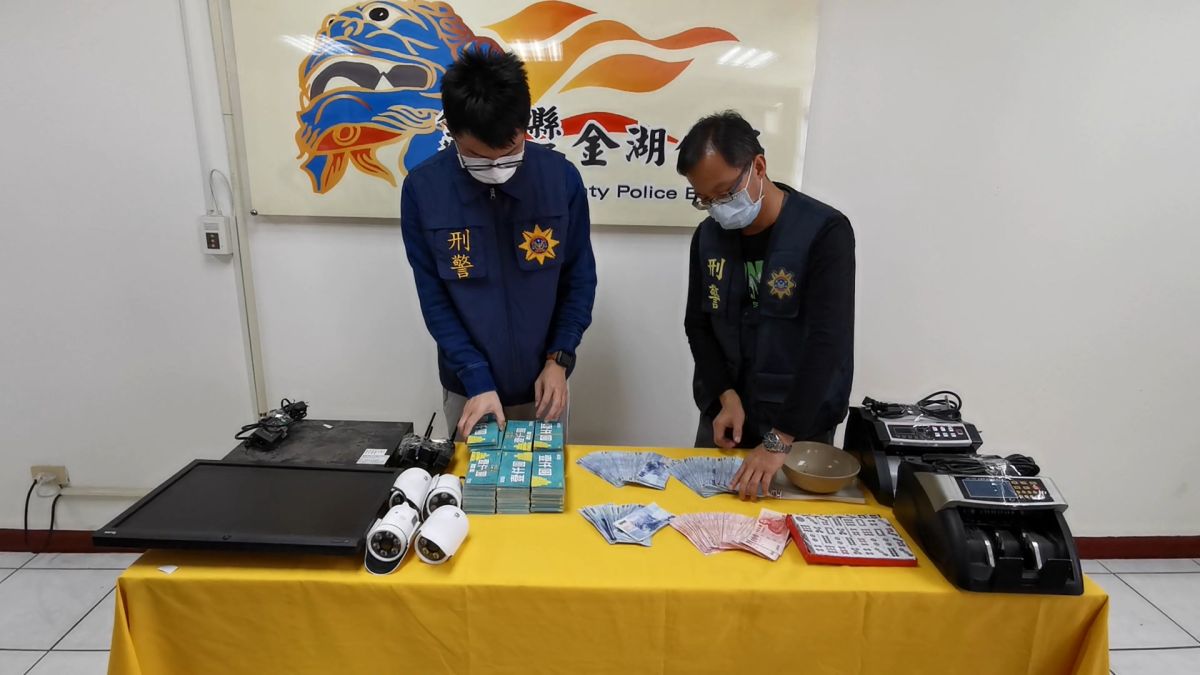 ▲金門警深夜突襲，掃蕩筒子麻將職業賭場。（圖／蔡若喬攝, 2020.04.16）