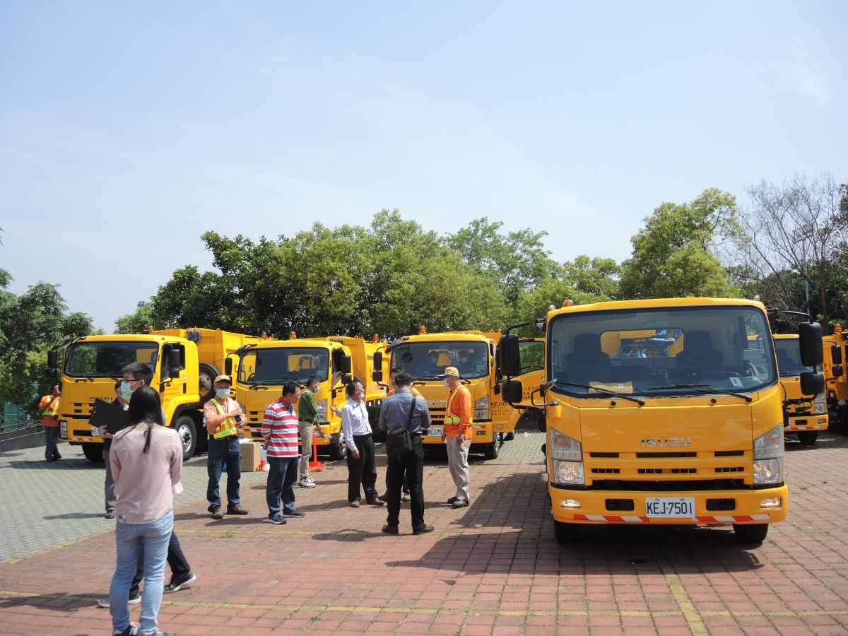 ▲環保署購置新型密封壓縮式垃圾車給彰化縣，將撥交大村鄉等5鄉鎮市公所進行汰舊換新，投入垃圾清運及資源回收工作。（圖／記者陳雅芳攝，2020.04.16）