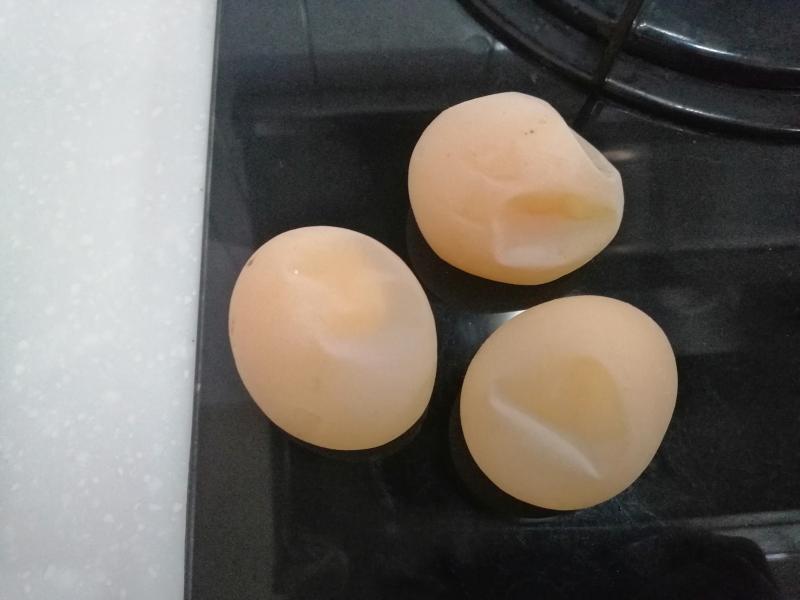 ▲軟殼雞蛋形似乒乓球。（圖／翻攝臉書爆系知識家）