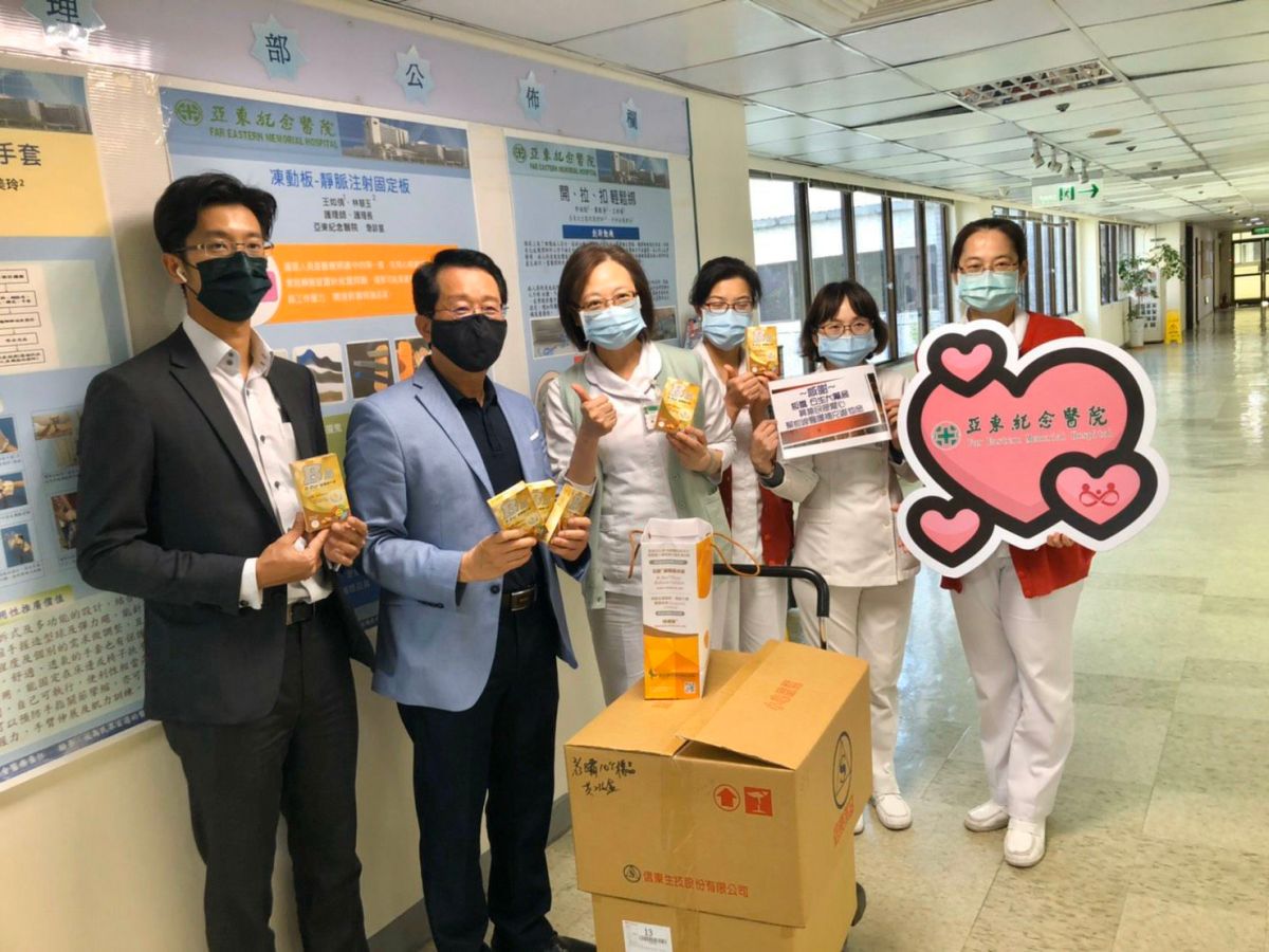 ▲台灣預防保健協會理事長趙順榮今日前往板橋亞東醫院致贈維他命給前線的醫護補充體力。（圖／台灣預防保健協會提供）