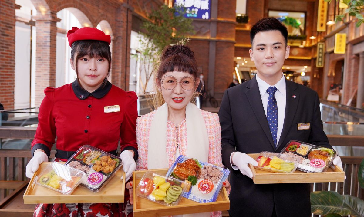 ▲ 遠東百貨總經理徐雪芳(中)，挺醫護 全台送1萬個暖心便當。（圖/公關照片）