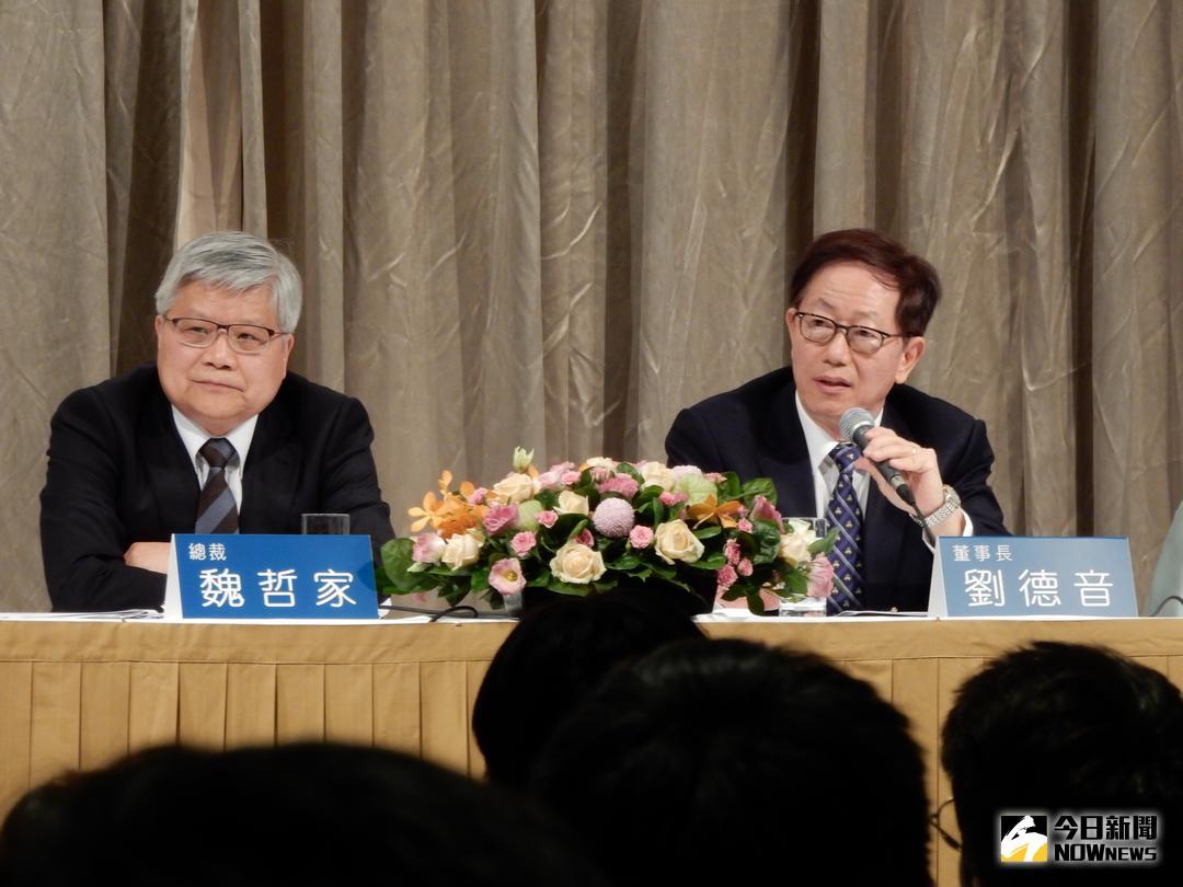 ▲台積電證實有意赴美國亞利桑那州設5奈米廠，預計斥資120億美元，並於2021年動工、2024年開始量產。圖左為台積電總裁魏哲家、圖右為董事長劉德音（圖／記者許家禎攝）