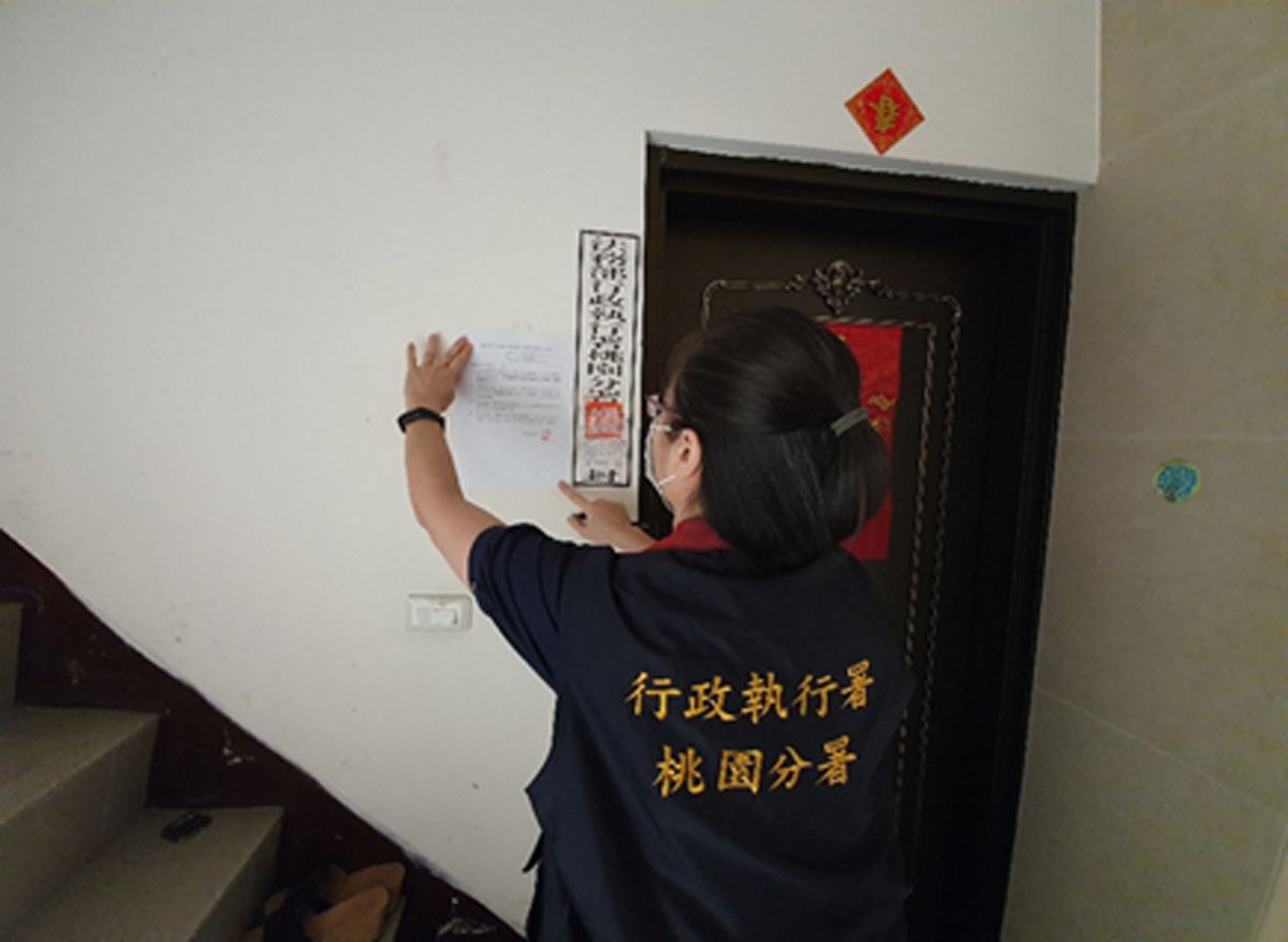 ▲因為違反居家檢疫的兩位民眾聽聞自己的房屋被查封，立即至超商繳清罰鍰或是申請分期繳納罰款。
（圖／桃園分署提供）