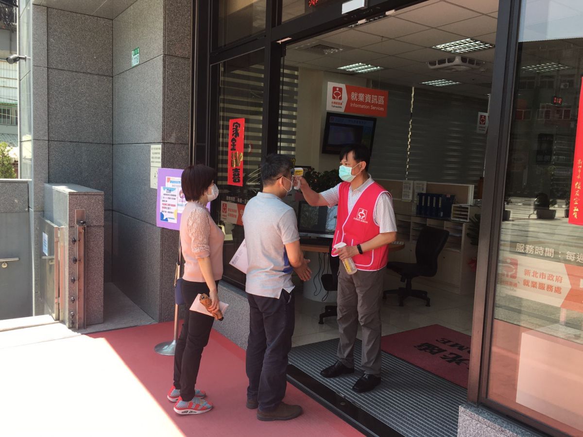 ▲首波安心上工者於中和就業服務站協助民眾量體溫。（圖／新北市政府勞工局提供）