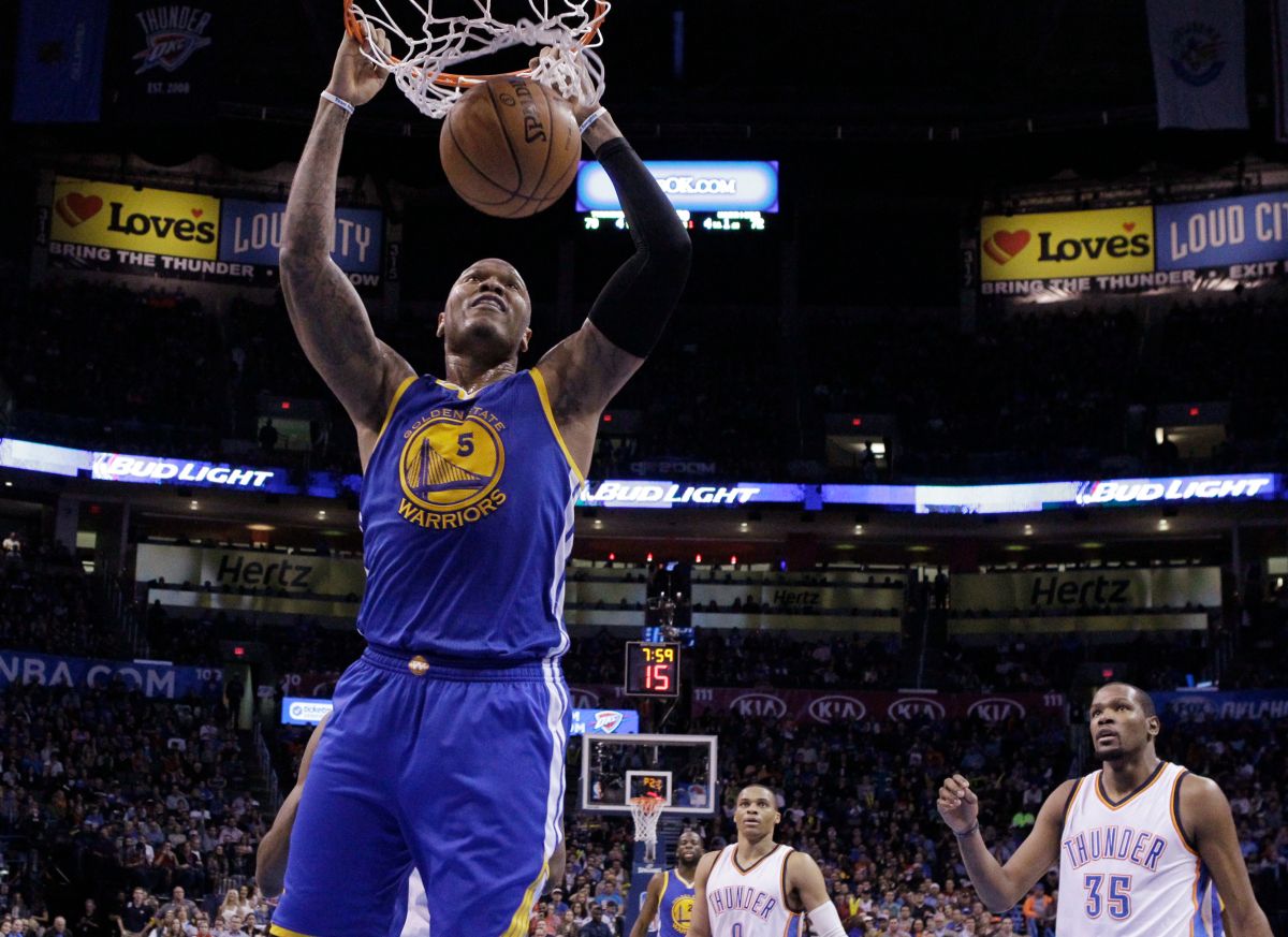 勇士前鋒Marreese Speights完成灌籃，雷霆球星Kevin Durant鞭長莫及。（圖／美聯社／達志影像）