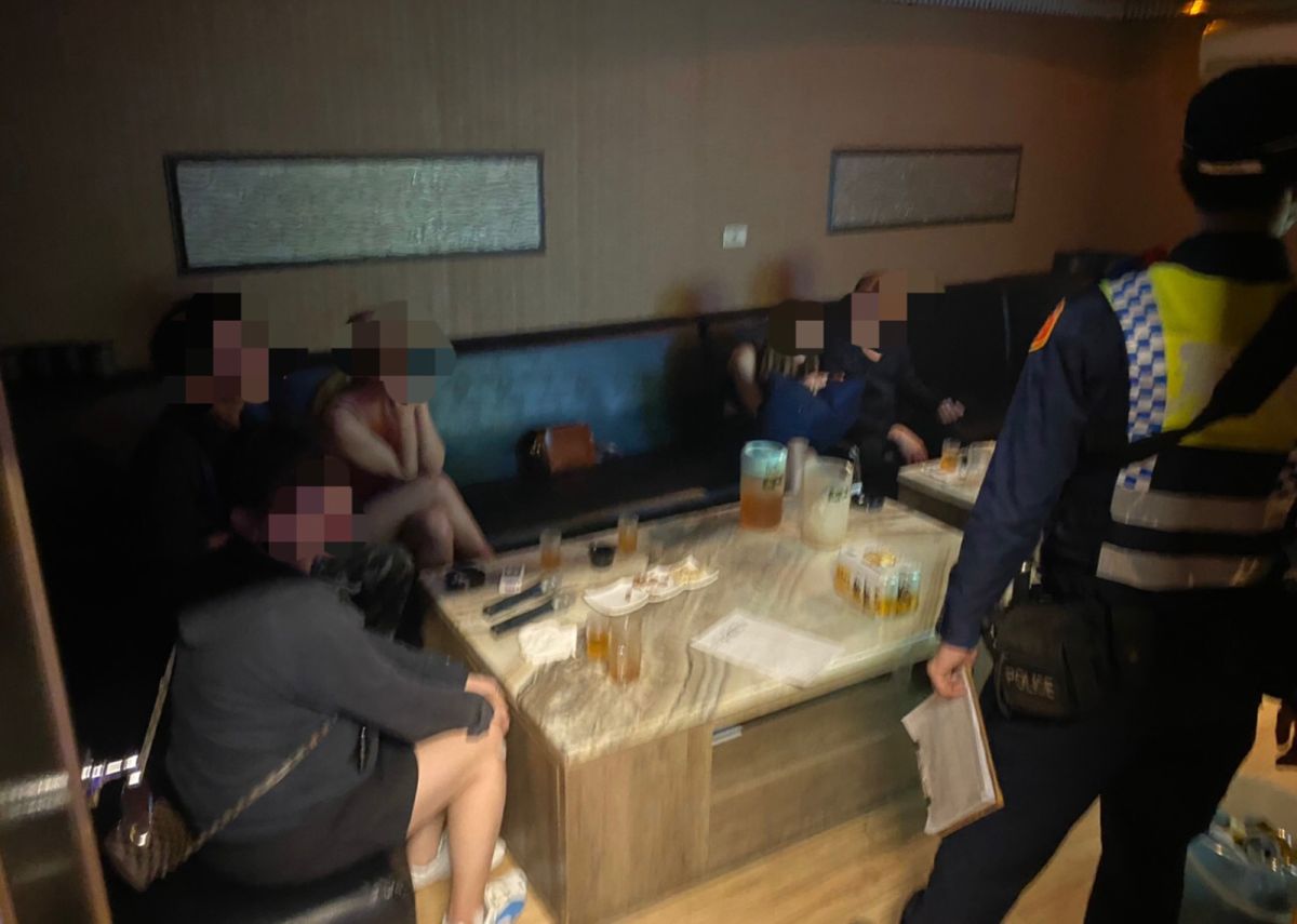 ▲平鎮一家酒店業者15日晚間遭警方臨檢發現持續營業，竟謊稱只是招待朋友。最後仍遭到遭到警方函送裁處。（圖／平鎮分局提供）