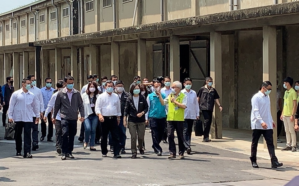 ▲蔡英文總統在嘉義縣地區民代與首長的陪同，到新港鄉農會視察公糧倉。（圖／記者陳惲朋攝，2020,04.17）