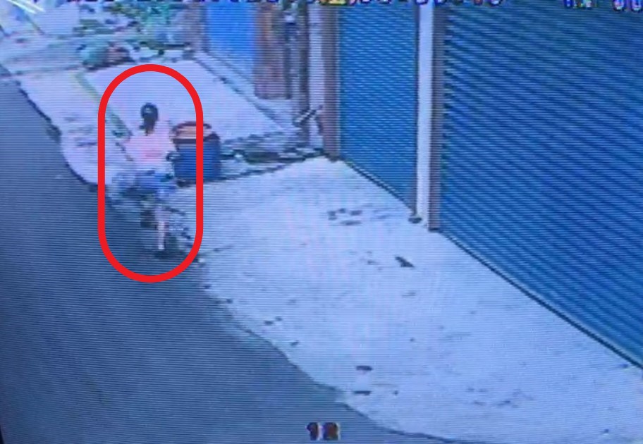 ▲黃姓女童遭黑狗追，奔跑的畫面。（圖／記者陳聖璋翻攝）