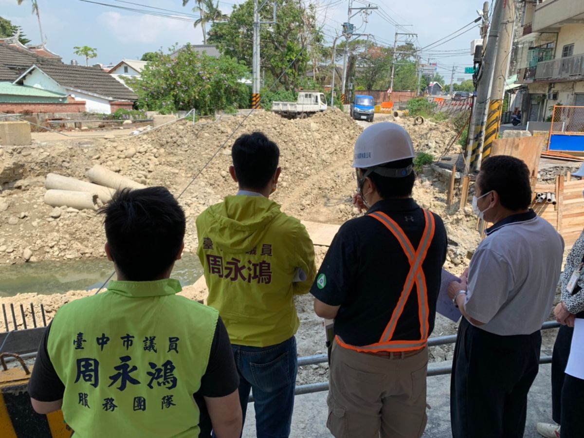 ▲中市神岡區大豐路四段近三角里筱雲山莊之東側路段，道路拓寬工程落後，議員周永鴻要求市府因應汛期將至，應加速施工進度(圖／柳榮俊翻攝2020.4.17)