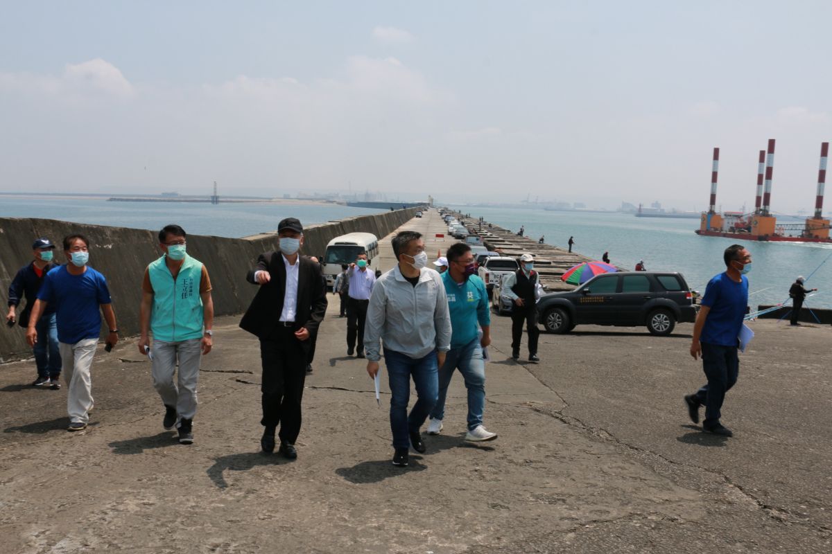 ▲台中港北堤海釣示範區，北堤路面嚴重侵蝕問題，立法院副院長蔡其昌爭取交通部編列5000萬預算改善。 (圖／柳榮俊翻攝2020.4.17)