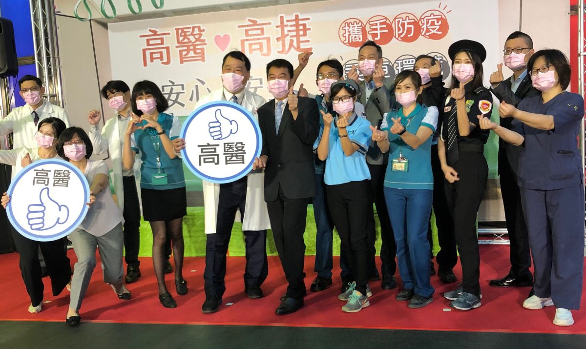 ▲高雄醫學大學附設中和紀念醫院協助高雄捷運公司進行防疫宣導。(圖／記者黃守作攝，2020.04.17) 
