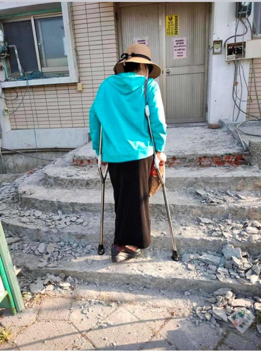 ▲吳小姐患有小兒麻痺，行動不便，上下班被迫走崎嶇不平、施工中的樓梯。（圖／記者陳聖璋翻攝）