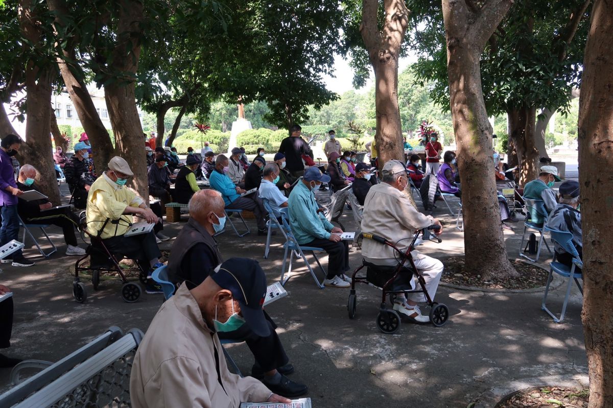 ▲中彰榮譽國民之家輔導組為長輩們量身打造一些在家戶外活動，刺激長輩感官知覺及人際互動。（圖／記者陳雅芳攝，2020.04.17）