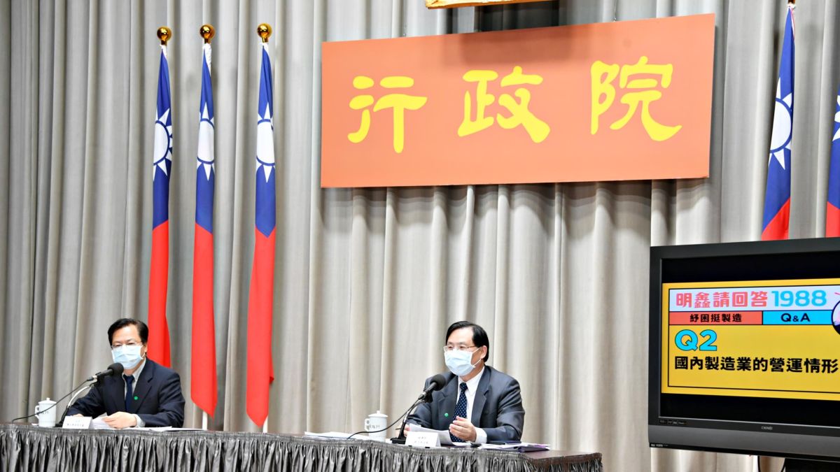 行政院政務委員龔明鑫(左)、經濟部次長林全能(右)。（圖 / 行政院提供）