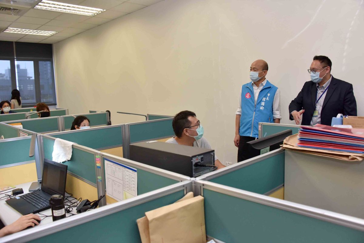 ▲高市新聞局於鳳山行政中心啟動異地辦公演練，市長韓國瑜親自視察。（圖／高市府提供）