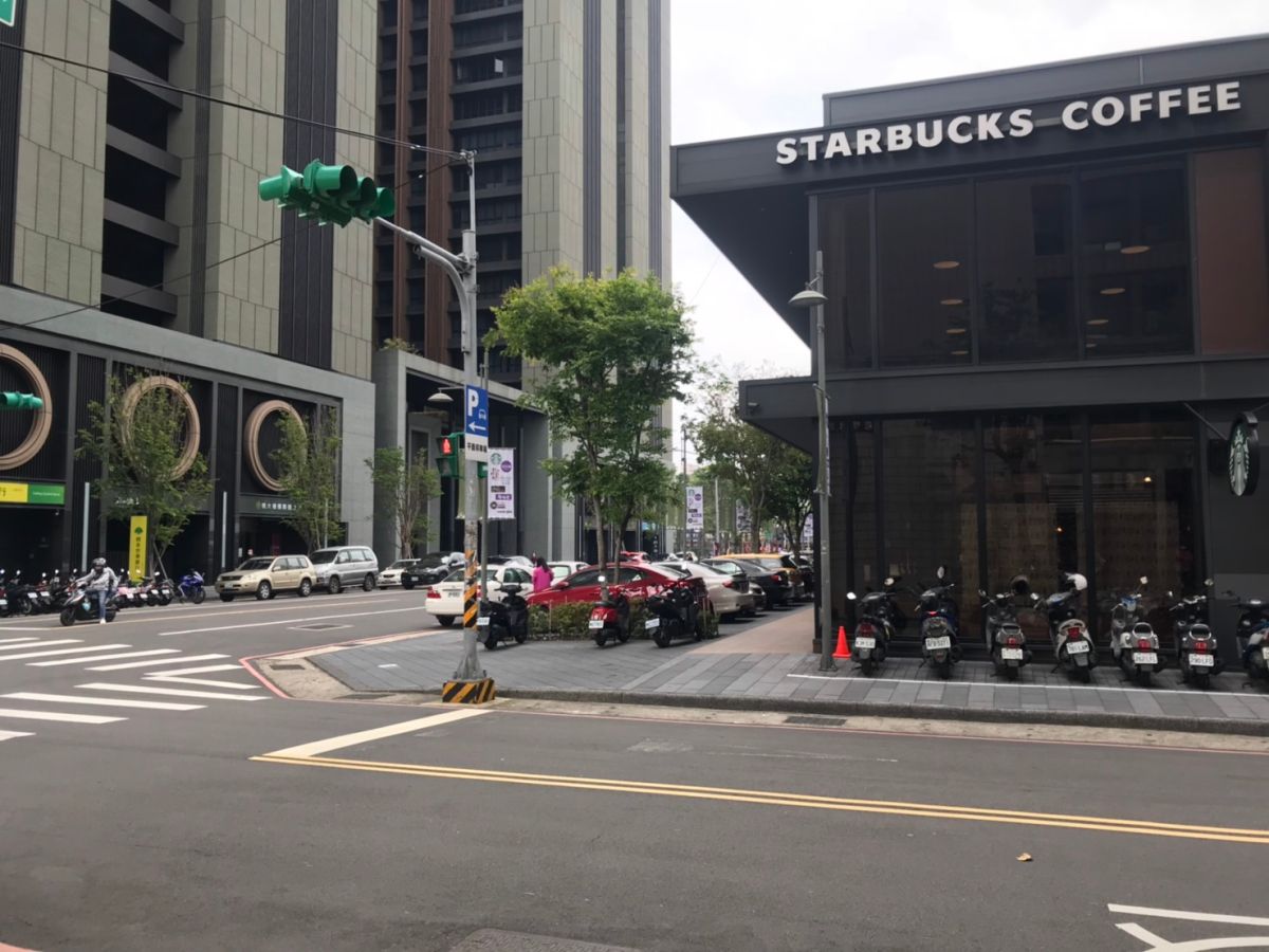 ▲八德近一兩年最高價都在金和路上，有星巴克等連鎖店，生活機能豐富。（圖／信義房屋提供）