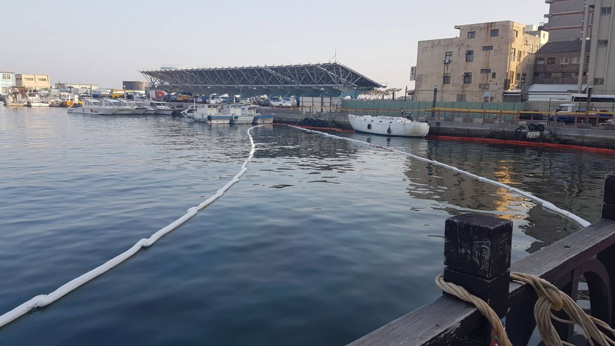 ▲澎湖縣馬公第二漁港的中油漁船加油站驚傳漏油事件，連日來港區不斷漂散油汙，相關單位為防止汙染面積持續擴大，也放置攔油索防止油汙飄向外海汙染海洋。（圖／記者張塵攝，2020.04.17）