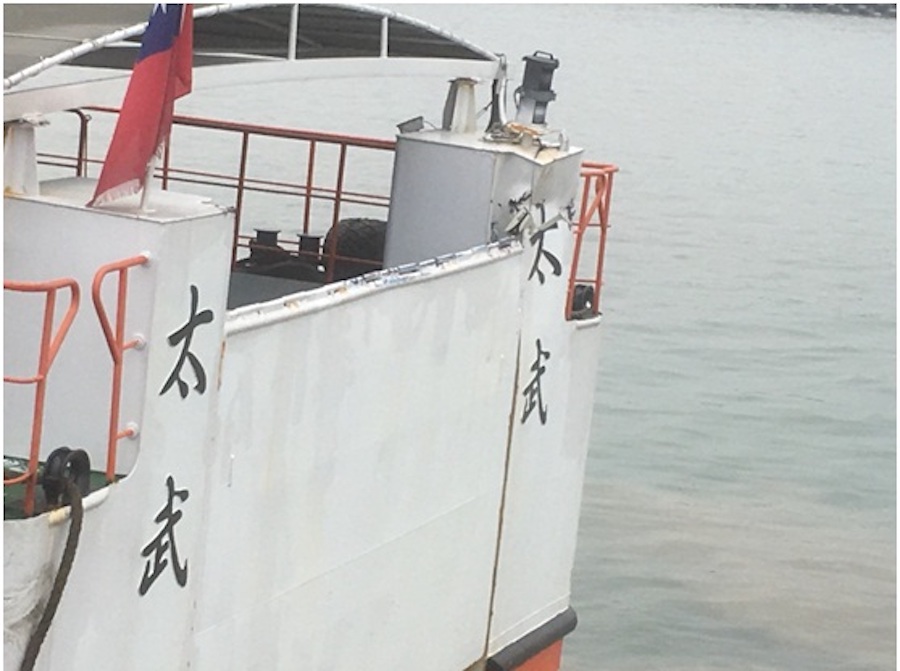 ▲往來大小金門的交通船太武號，傳出遭陸籍砂石船擦撞，船身受損。（圖／浯江公司提供）