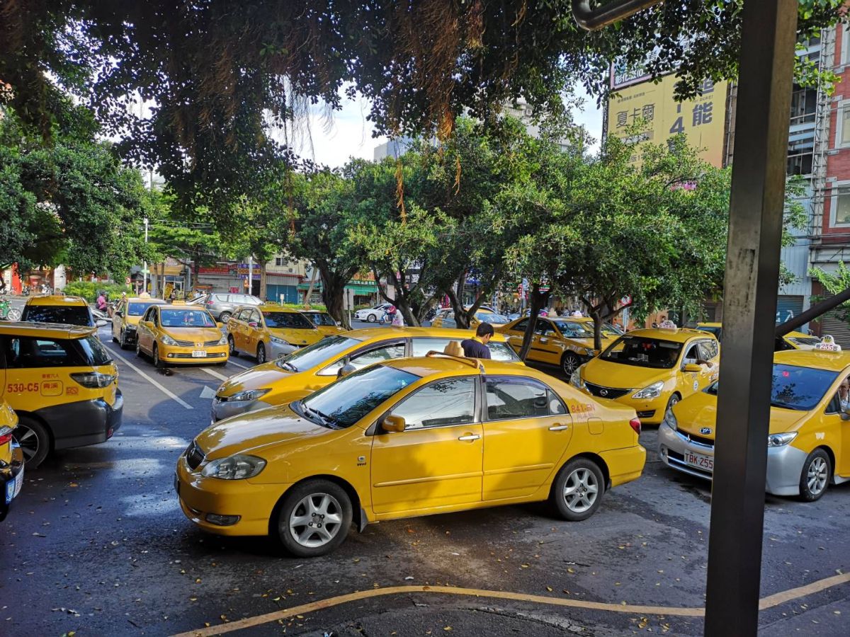 ▲交通部表示，逾九成駕駛人已受領4月至6月每月一萬元的薪資補助，公路總局呼籲，大台北地區少數計程車駕駛人盡快完成申請。（圖／NOWnews資料照）