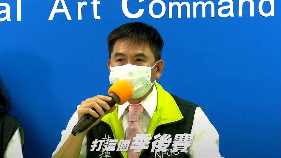 ▲「陳鬧鐘指揮官」口罩戴反了也不自知。（圖／全民大劇團公用YouTube）