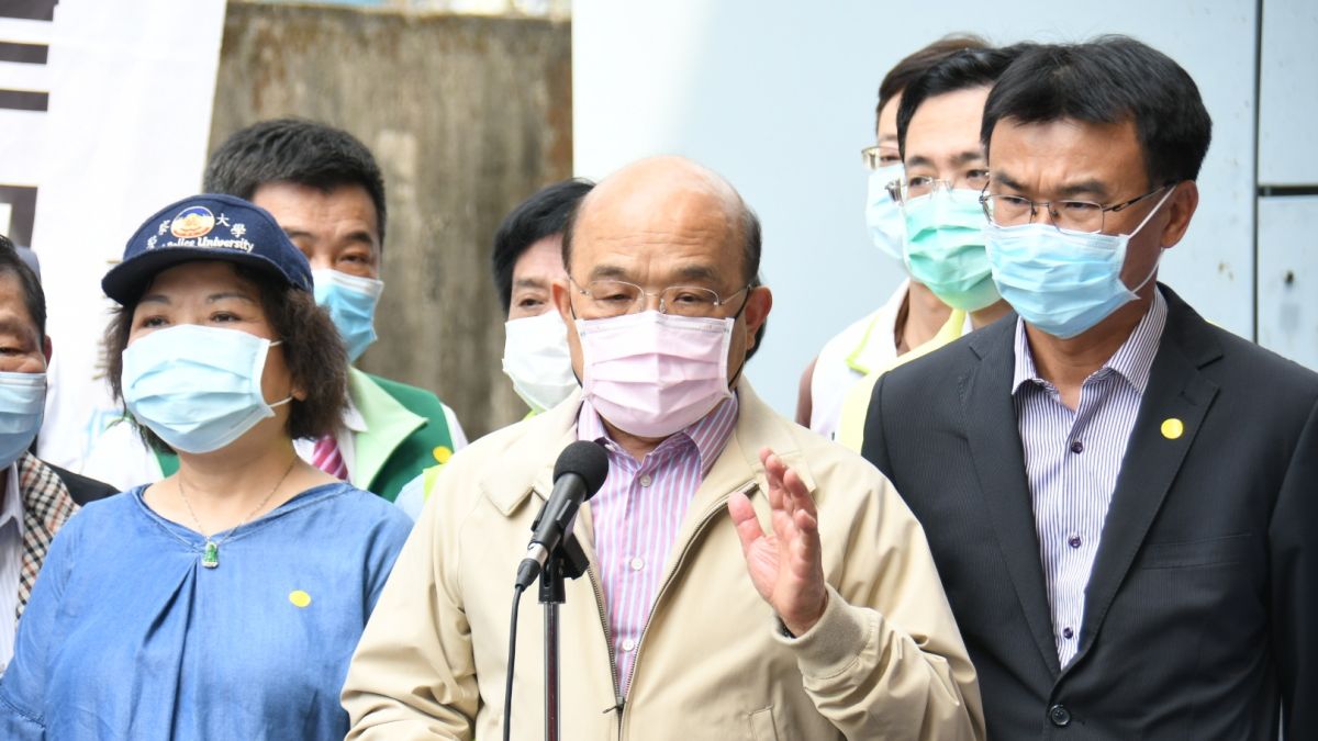 ▲蘇貞昌視察五股肉品公司時受訪回應，希望各銀行對於民眾貸款需求，絕不能「雨天收傘」。（圖／攝影中心記者林調遜攝，2020.04.18）