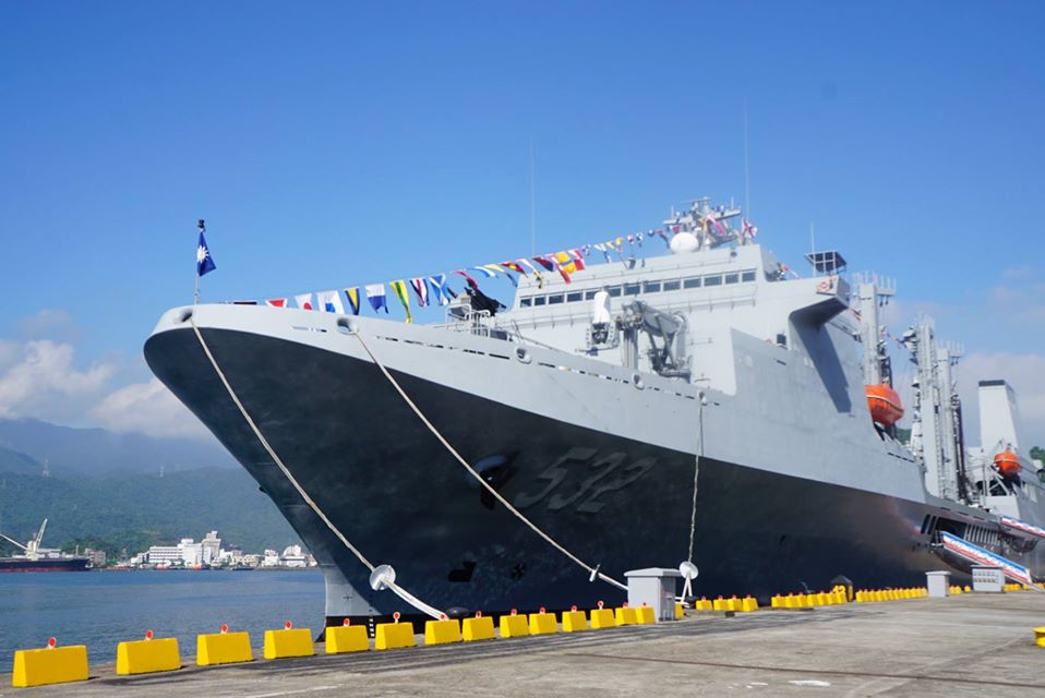 海軍油彈補給艦磐石艦。（圖／記者呂炯昌攝）