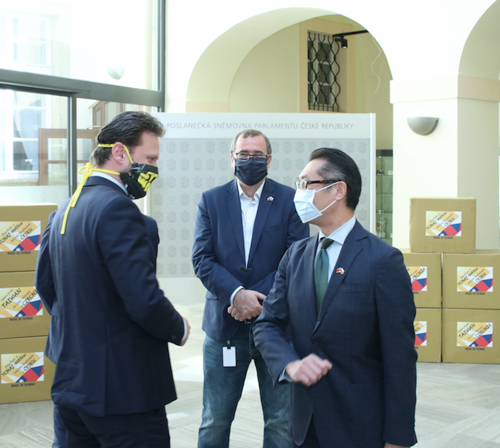 ▲議長馮德拉切克（ Radek Vondráček ）在臉書發文，寫下感謝台灣的禮物，並以「雙手合十」符號表達感恩。（圖／翻攝自 Radek Vondráček 臉書）