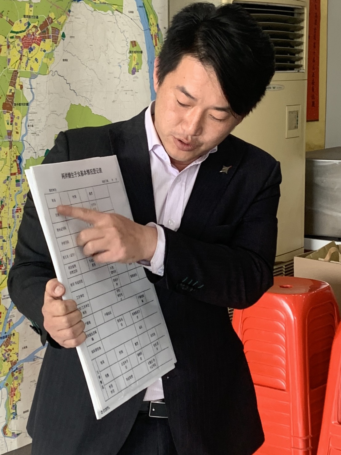 ▲台灣基進立委陳柏惟近日民眾爆料表示，大陸展開全國人口普查，台灣的「中配」被通知要求填寫普查表格。 (圖／柳榮俊攝2020.4.18)