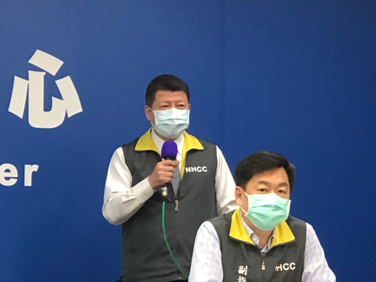 ▲國軍今日起發放一人一天一片口罩，國防部副部長張哲平（後）表示，與敦睦艦隊實習生確診無關。（圖／記者劉雅文攝, 2020.4.18）