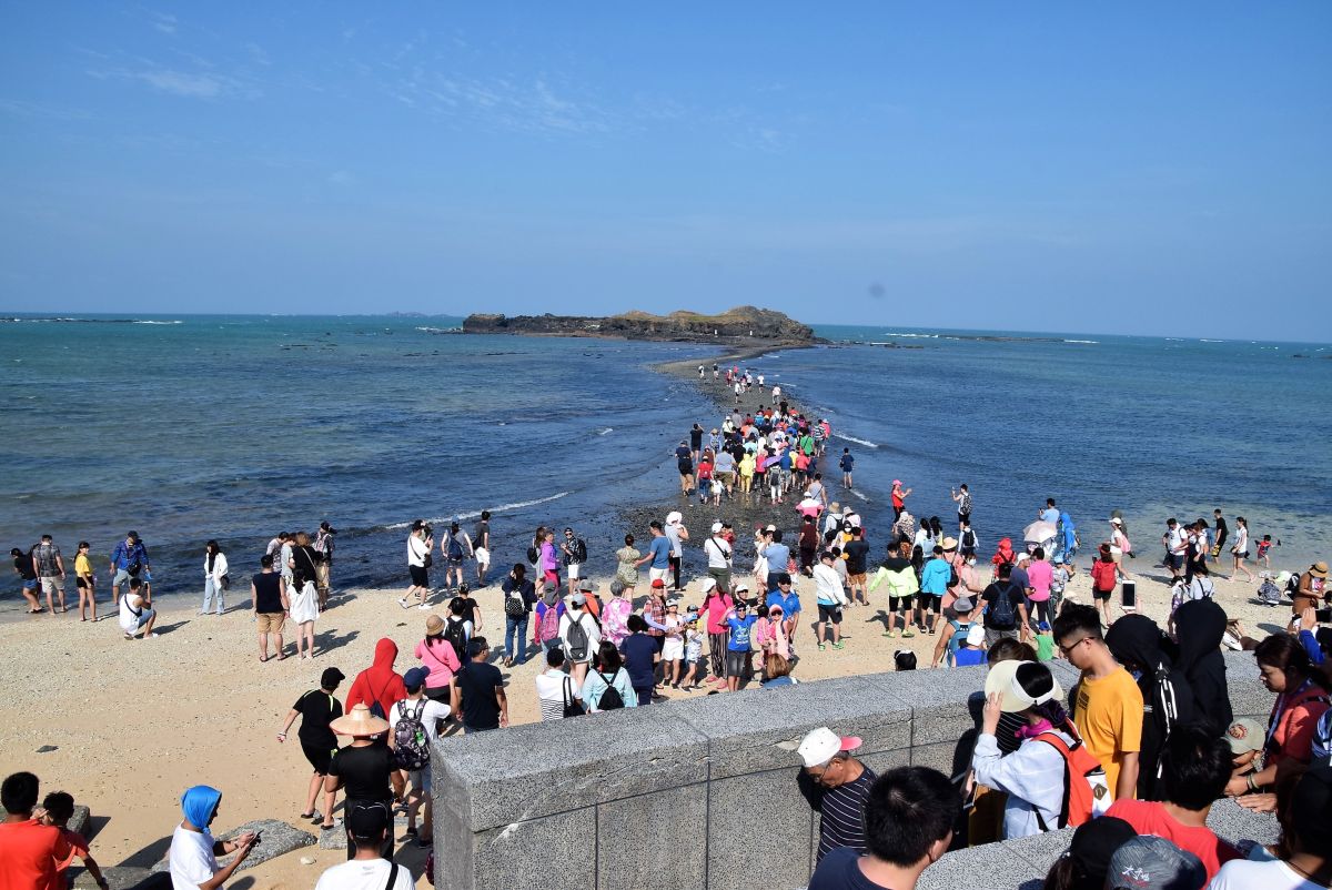 ▲遊客5月1日連假到訪澎湖奎壁山「摩西分海」熱門景點時，屆時候每批次限定500人進入，並採1出1進方式控管。（圖／記者張塵攝，2020.04.18）