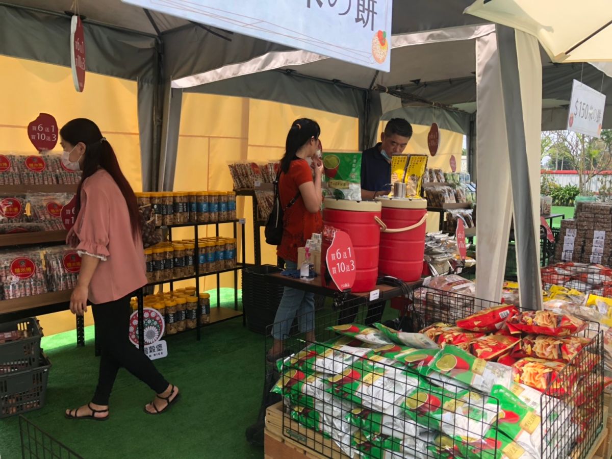 ▲新冠肺炎疫情衝擊，台灣穀堡觀光工廠商品都搬到戶外廣場，用稻草布置的裝置藝術超吸睛，搭建臨時展區與互動區，吸引不少遊客來採購。（圖／記者陳雅芳攝，2020.04.18）