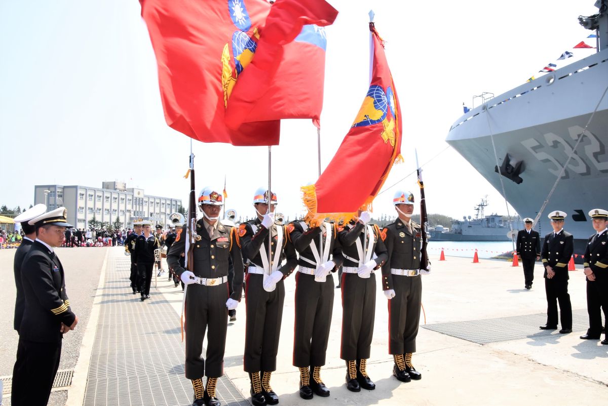 ▲染疫的敦睦艦隊被召回的700多位官兵中，竟然已有15名澎湖人「搭機」回到馬公休假，這些人緊急被召到馬公海軍軍區集中隔離。（圖／記者張塵攝）
